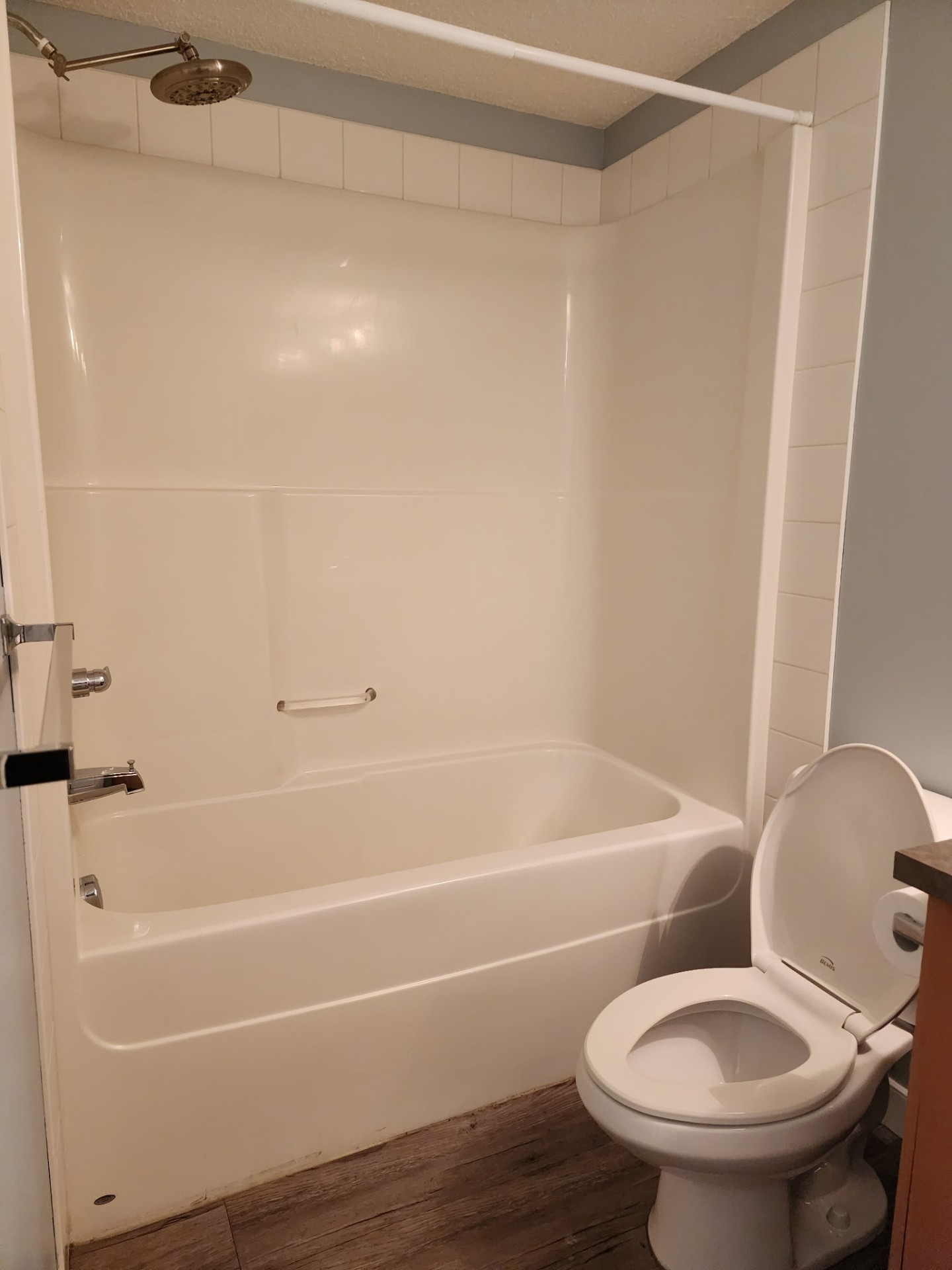 Immaculate tub and toilet