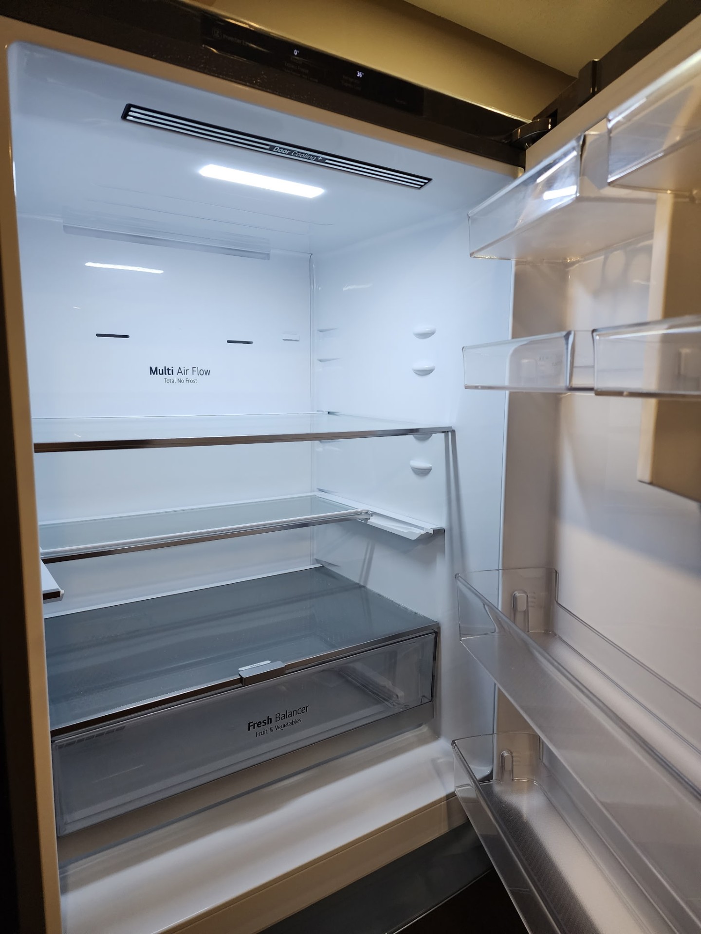 Spotless refrigerator interior after a deep clean