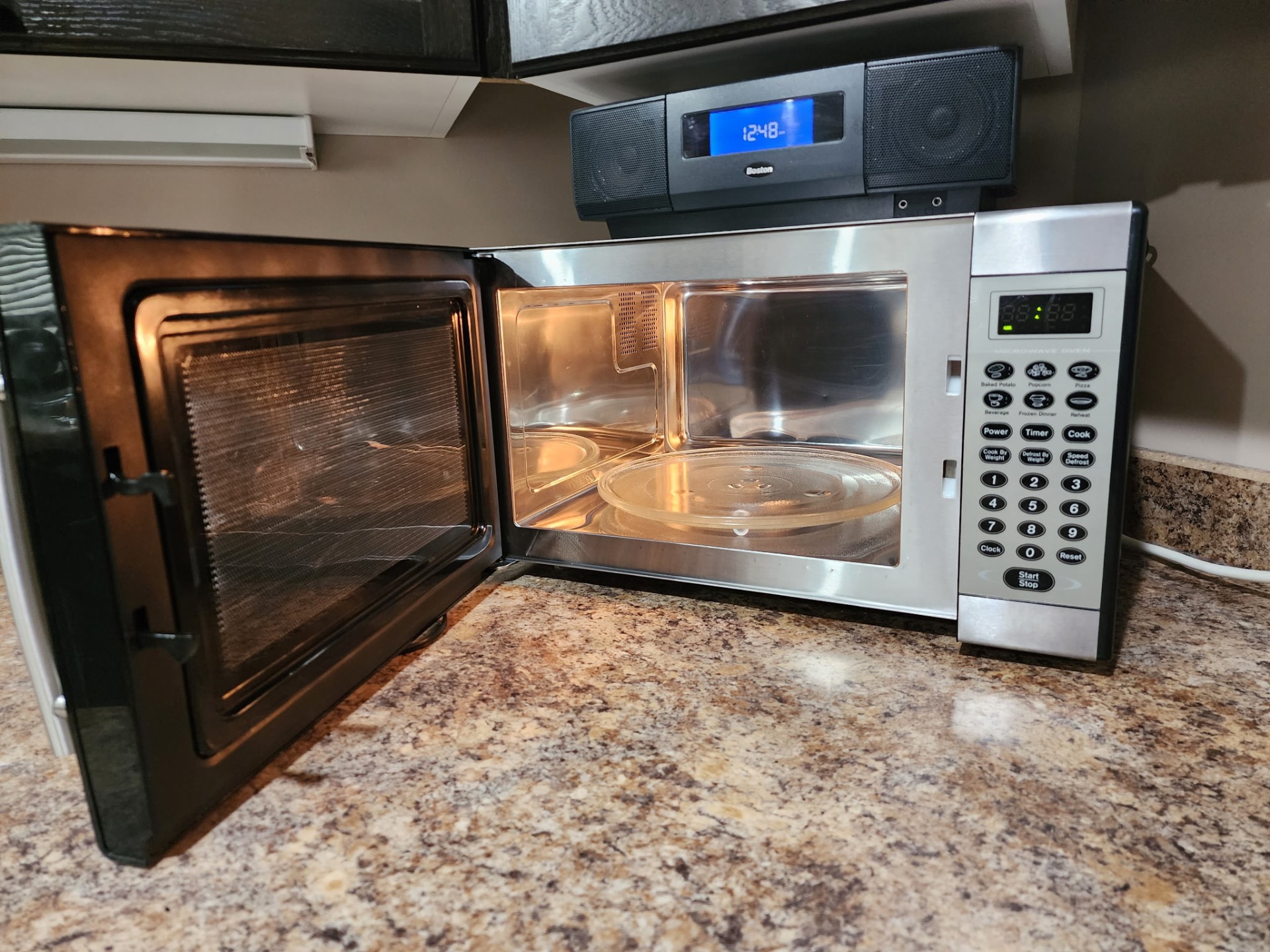 Detailed microwave interior clean